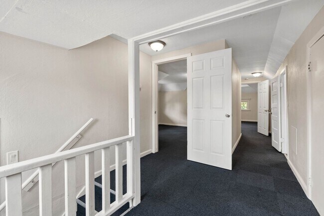 Building Photo - Renovated 5 Bed, 2 Bath House + Office EWU Off Campus Housing! AVAILABLE 7/20!