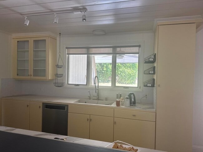 Building Photo - 724 N Refugio Rd