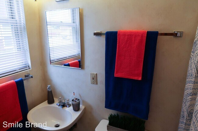 Building Photo - Studio, 1 bath Room For Rent - 510 E. Clark