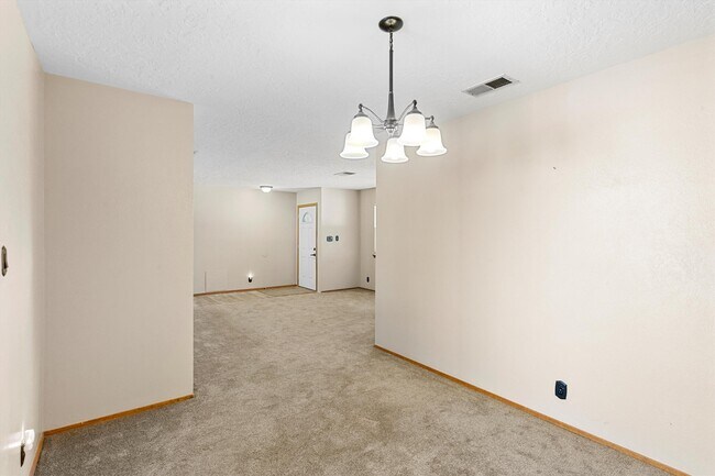 Building Photo - 5400 Dee Dr NE