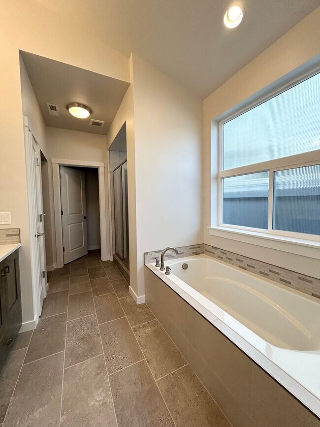 Building Photo - Gorgeous 3 bedroom 2 bathroom Home in Nampa