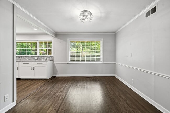Building Photo - Midtown Tulsa | 3 Bed | 2 Bath | Recently Renovated