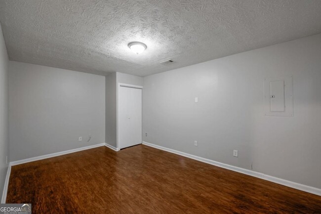 Building Photo - 614 Waynes Ct SE