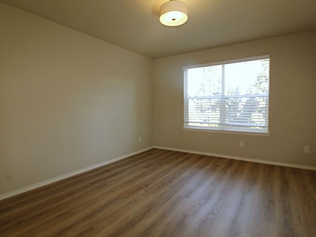 Building Photo - Modern 3x2.5 End Unit Townhome Retreat in NE Bend
