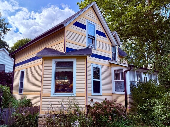Building Photo - 603 S Batavia Ave