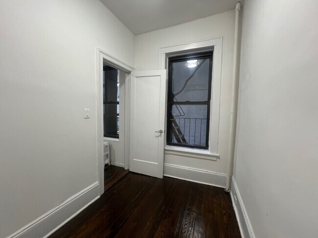 Building Photo - 159 E 55th St