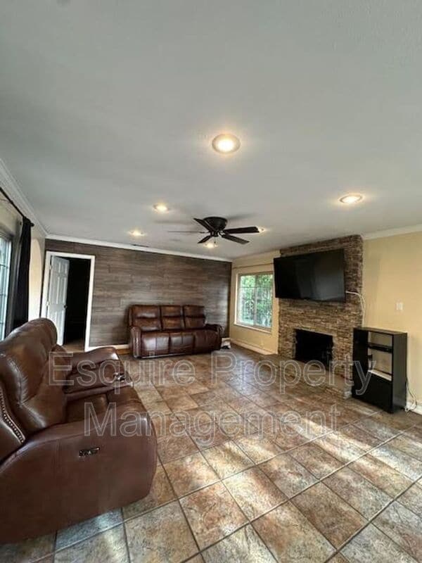 Building Photo - 1038 Green Lawn Ave