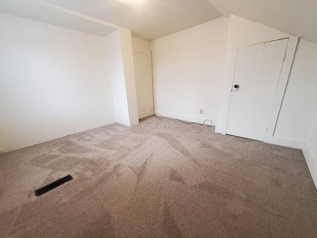 Building Photo - 928 W Kamps Ave