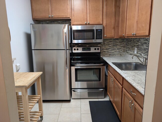 Building Photo - 190 Easthampton H