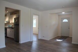 Building Photo - 320 E Victor Cir