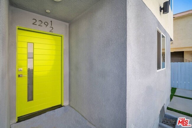 Building Photo - 227 S Park View St