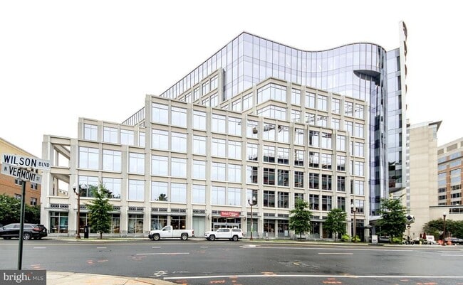 Building Photo - 734 N Vermont St