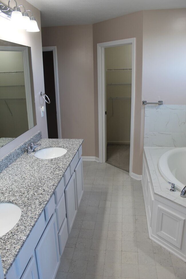 Building Photo - Beautiful 4 Bedroom in Avon!