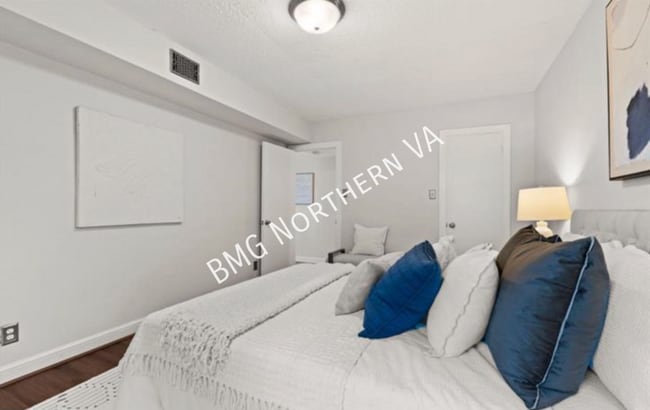 Building Photo - 2509 Arlington Blvd