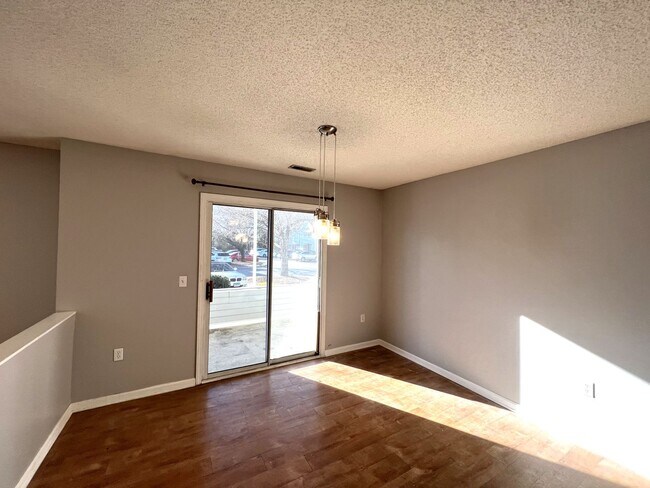 Building Photo - RENT SPECAIL*** $1495.Breezewood Condo, 2 Brd/2bath Screen Porch! LVP wood flooring, Center of Wi...