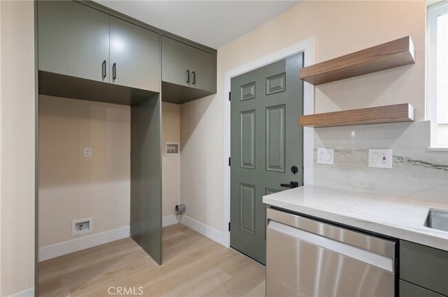 Building Photo - 745 W 106th St