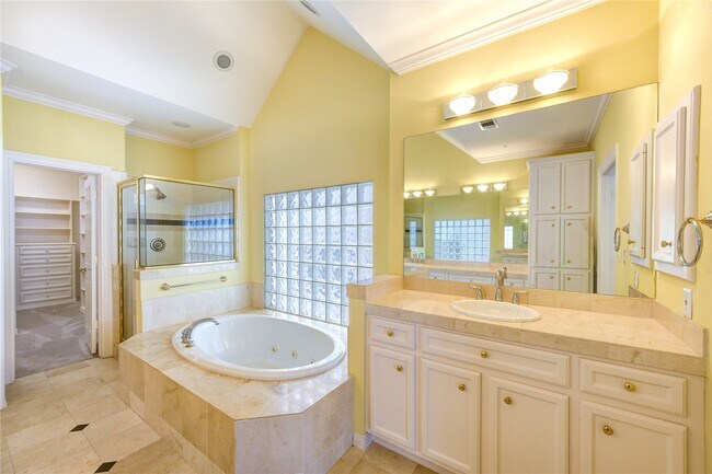 Building Photo - 2124 Nantucket Dr