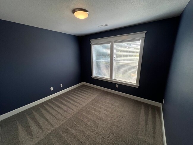 Building Photo - Large Three Bedroom Home in West Salem wit...