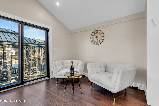 Building Photo - 320 Silver Lagoon Dr