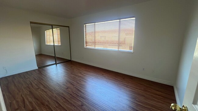 Building Photo - Townhouse in gated community near A.V. Col...