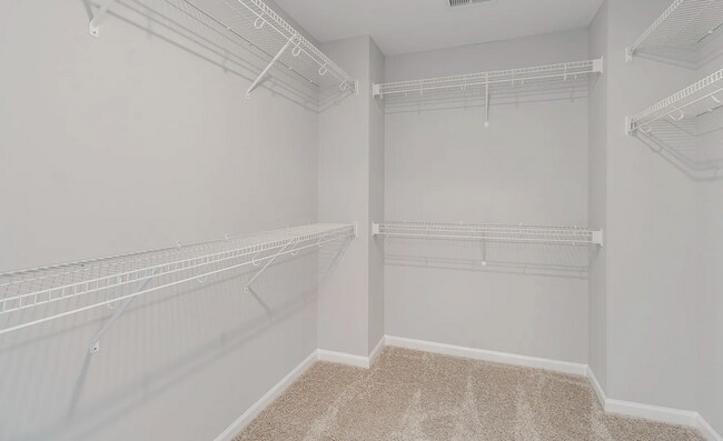 Building Photo - Spacious 5-Bedroom Home with Modern Finishes in Prime Elgin Location