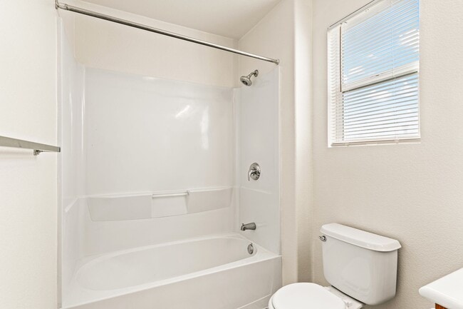 Building Photo - Modern 4 Bed Home with Office, AC, Garage,...