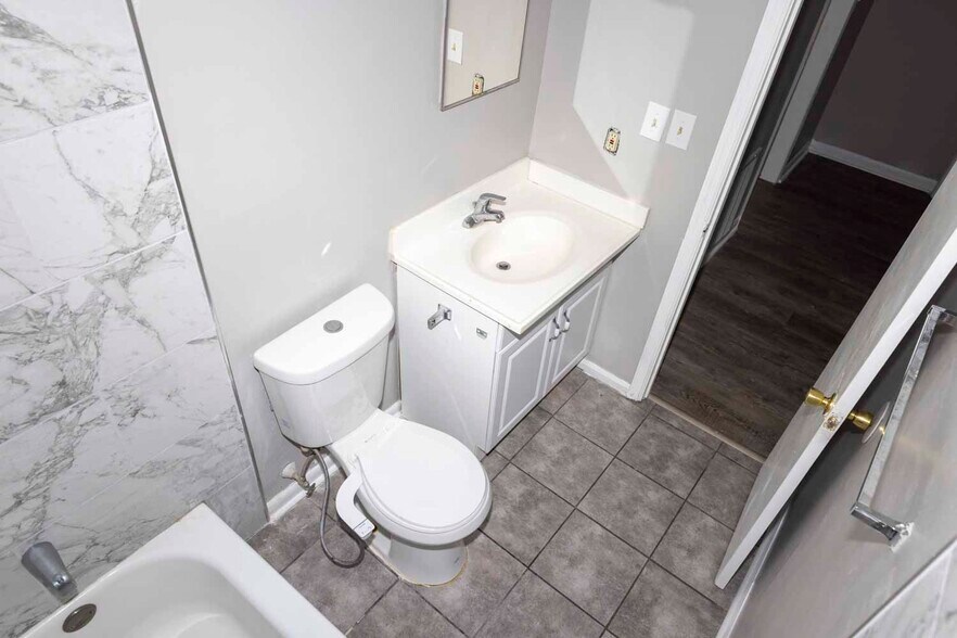 Bathroom - 4801 Valley Dale Dr SW