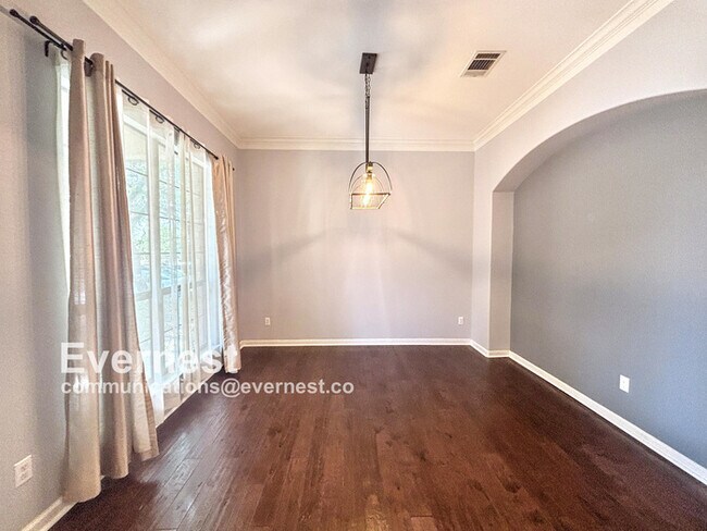 Building Photo - 4-Bedroom Home with Modern Amenities and C...