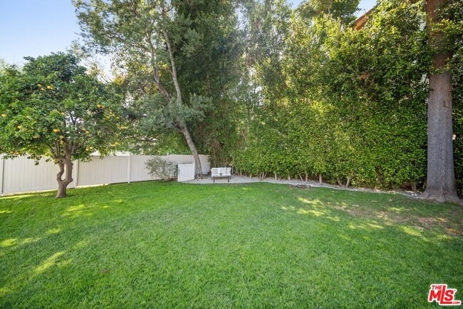 Building Photo - 2107 Coldwater Canyon Dr