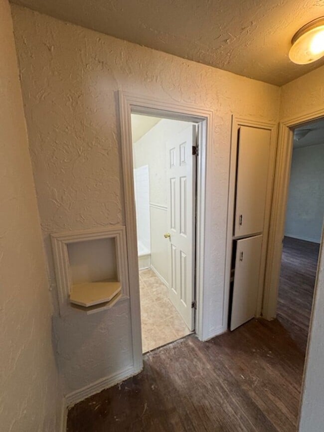 Building Photo - 2 bed 1 bath in OKC! New paint and ready f...