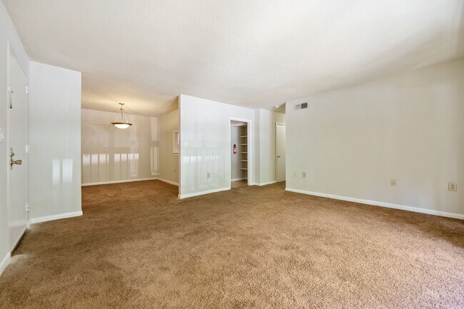 Building Photo - 3 bedroom, 2 bath in Bolinwood!