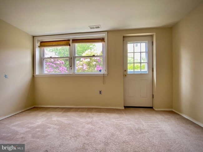 Building Photo - 99 Ivy Ave
