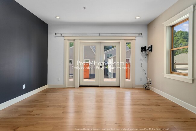 Building Photo - Stunning Two-Bedroom End Unit Condo in Goose Hollow Foothills!