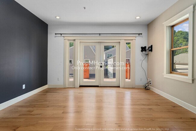 Building Photo - Two-Bedroom End Unit Condo in Goose Hollow! FREE PET RENT & DEPOSIT SPECIAL