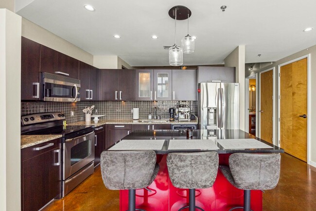 Building Photo - 600 12th Ave S