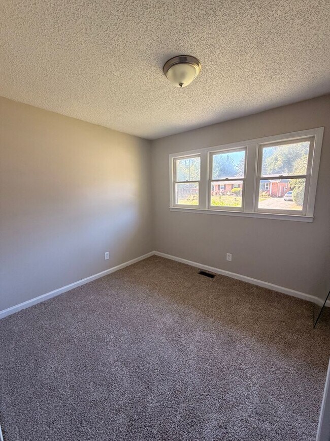 Building Photo - 6108 Castle Ct