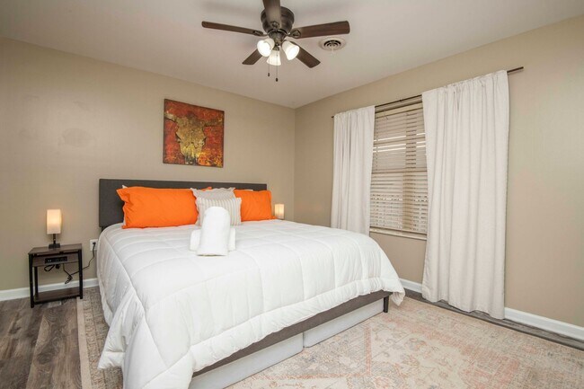 Building Photo - Knoxville 37916 - 3 bedroom, 2 bath condo in UT area, Short term rental considered @ $3400 a mont...