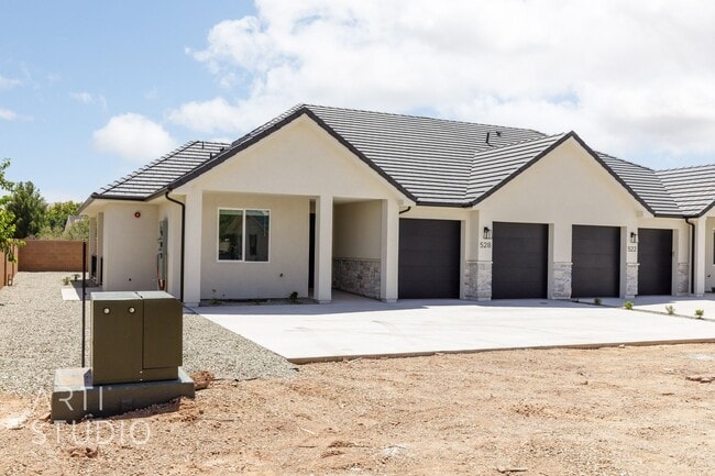 Building Photo - Brand New 3 Bed / 2 Bath Duplex – Modern L...