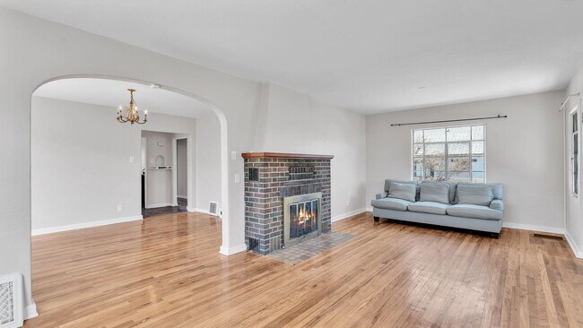 Building Photo - 205 Harvard Dr SE