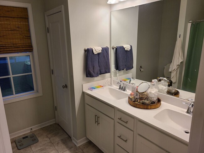 Building Photo - 3 Bed, 2.5 Bath home in Hampstead