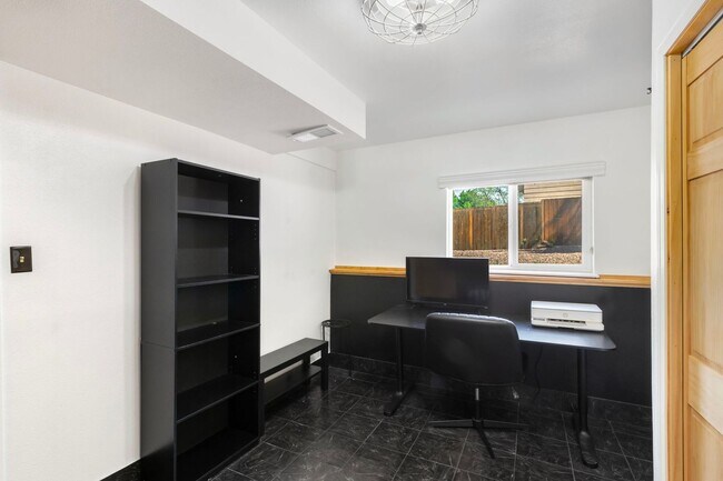 Building Photo - 3117 Moonbeam Cir S