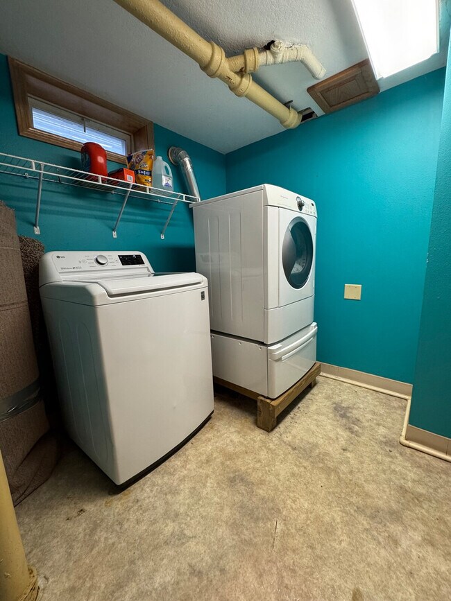 Building Photo - 202 NW Sharmin Dr