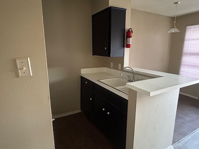 Building Photo - 1900 W 9th St