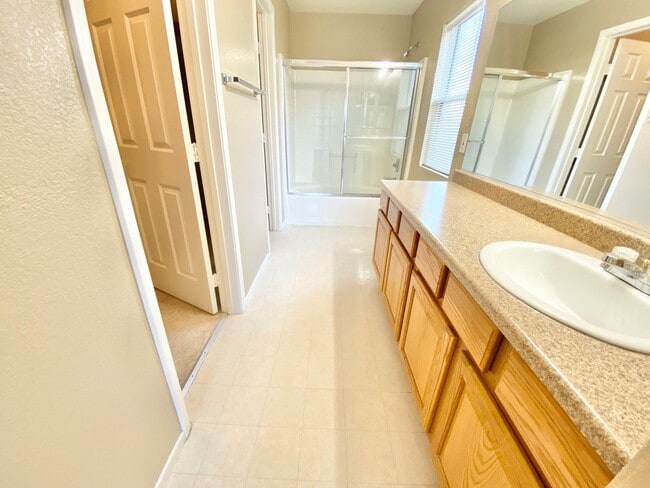 Building Photo - OVELY  2 BED ROOM 2 BATHROOM TOWNHOES LOCATED IN A GATED COMMUNITY IN HENDERSON