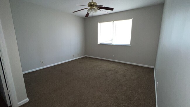 Building Photo - 910 Brett Dr