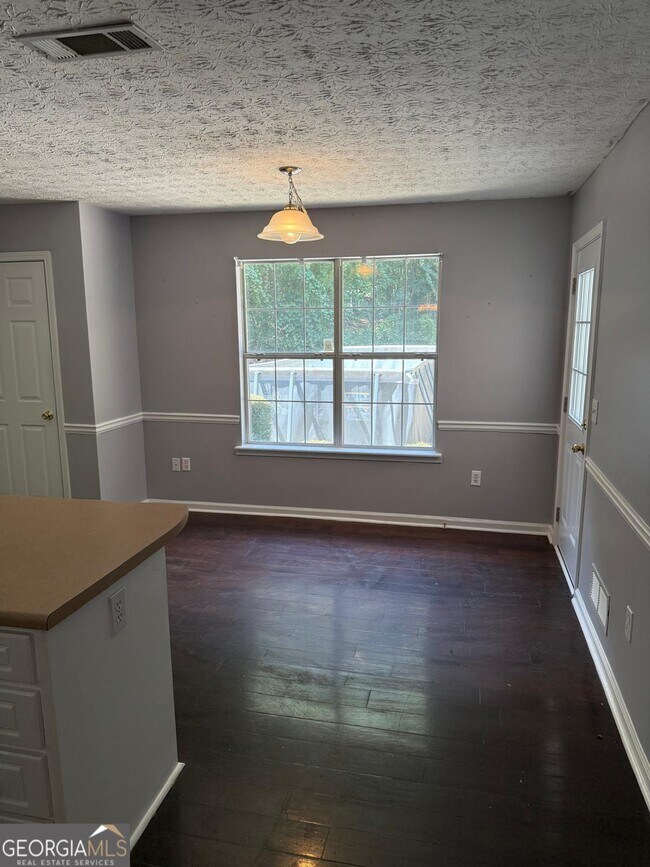 Building Photo - 3123 Rockview Dr