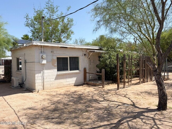 Building Photo - 833 W Tipton Dr