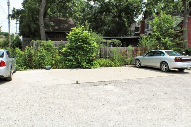 Building Photo - $900 | 1 BD RM, 1 Bath Apartment | Utiliti...