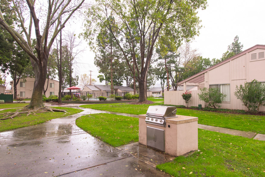 Building Photo - Village Green Apartments