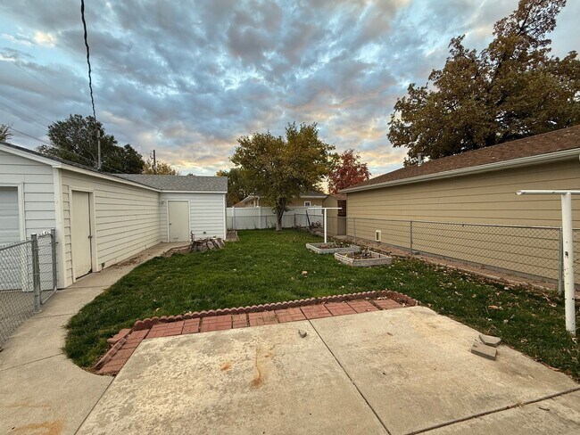 Building Photo - Two bedroom, One bathroom, Pet Friendly Ho...